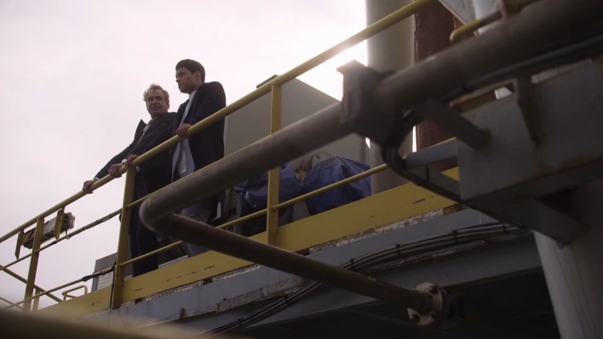 Ludo leidt Valentijn rond op het platform